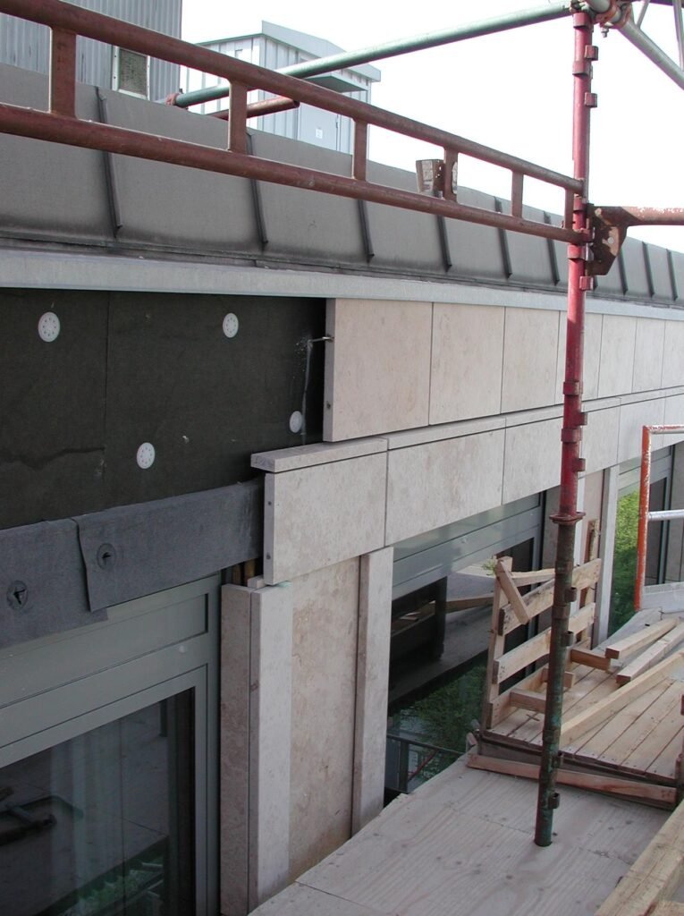 Ejemplo de montaje de placas y aislamiento en una fachada ventilada