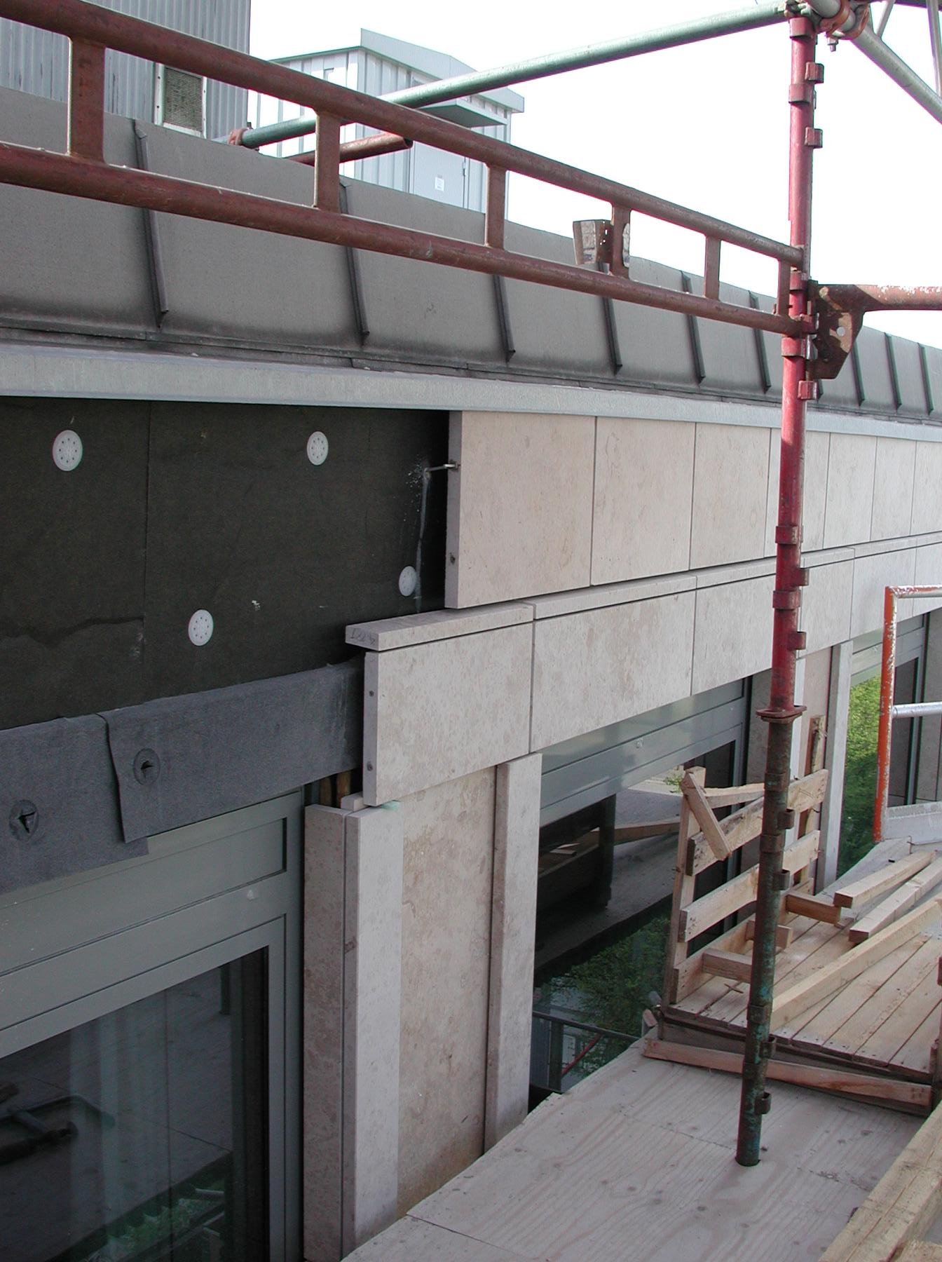 Ejemplo de montaje de placas y aislamiento en una fachada ventilada