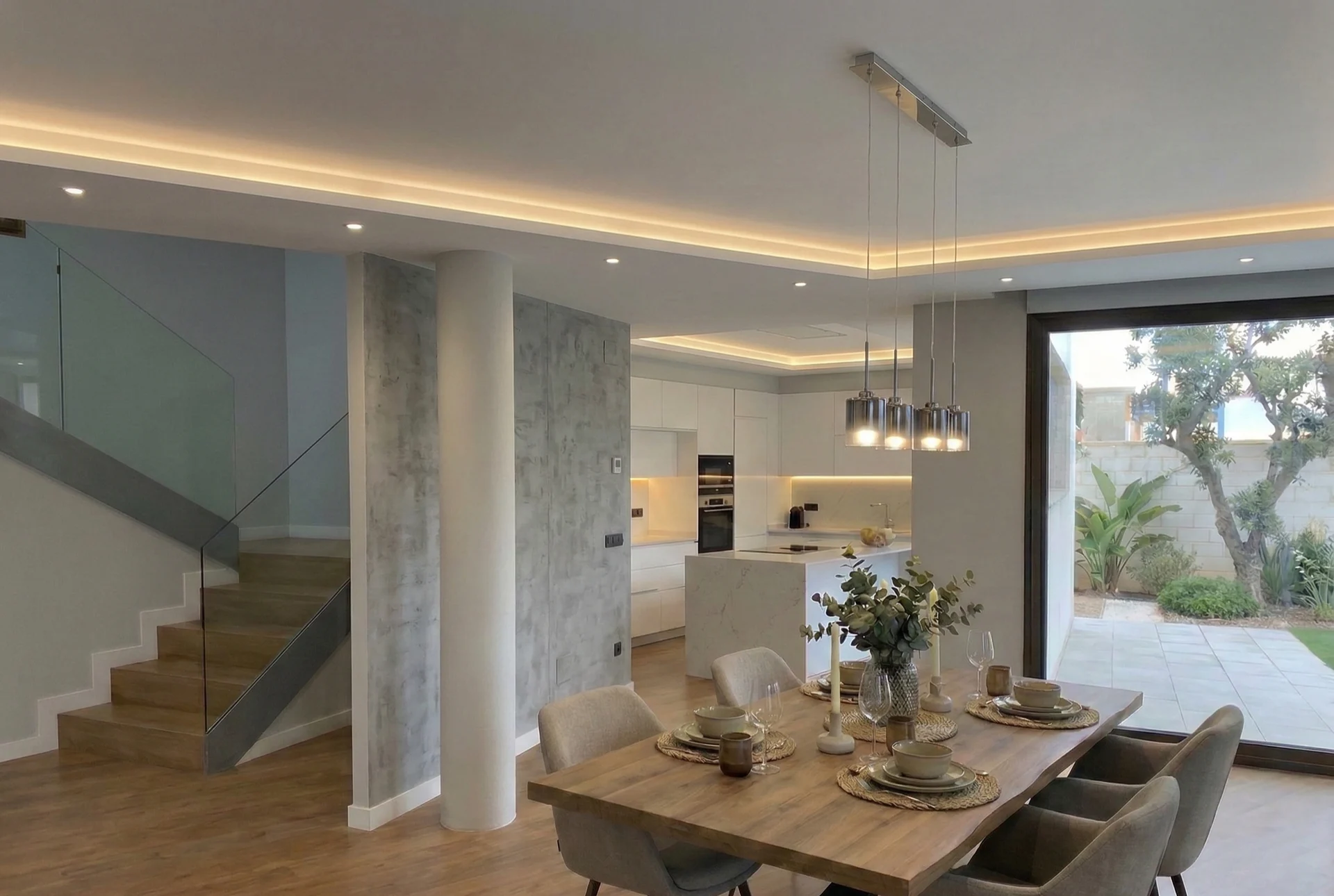 Salón comedor y cocina de vivienda
