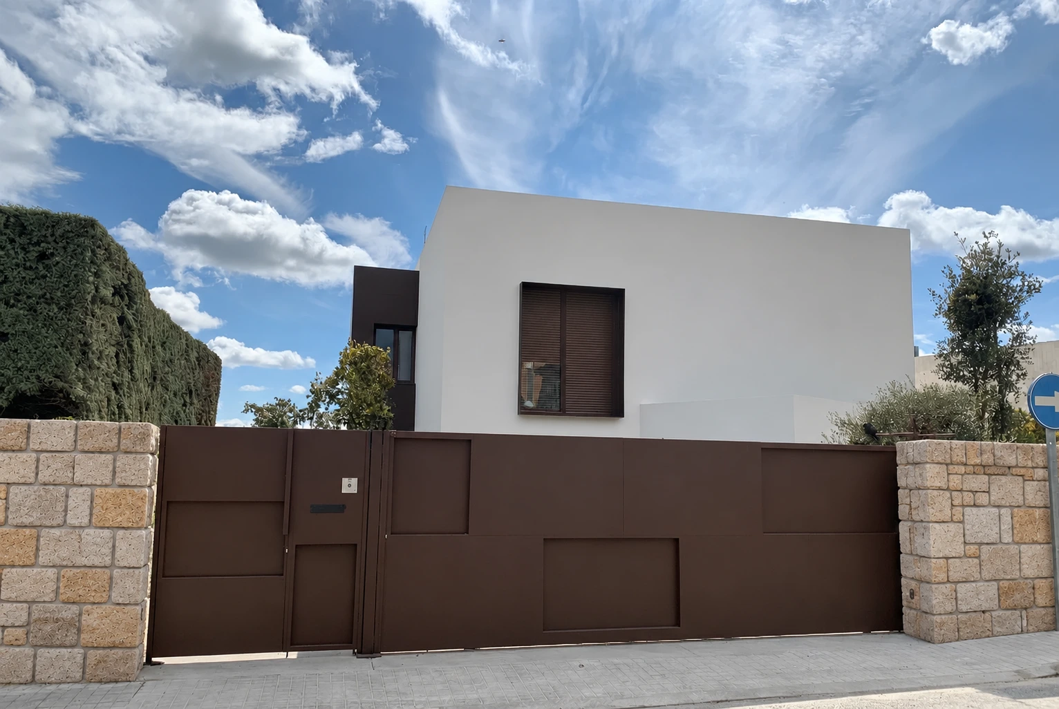 Vivienda unifamiliar con valla de piedra armonizada