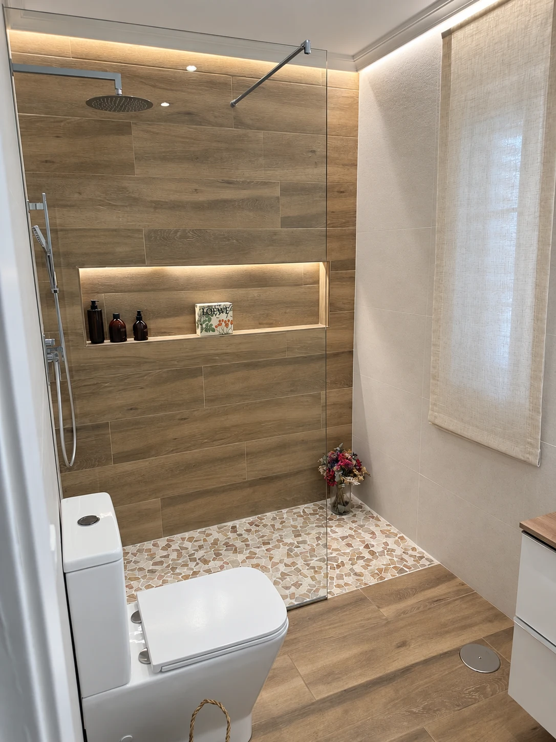 Baño reformado con ducha y nicho