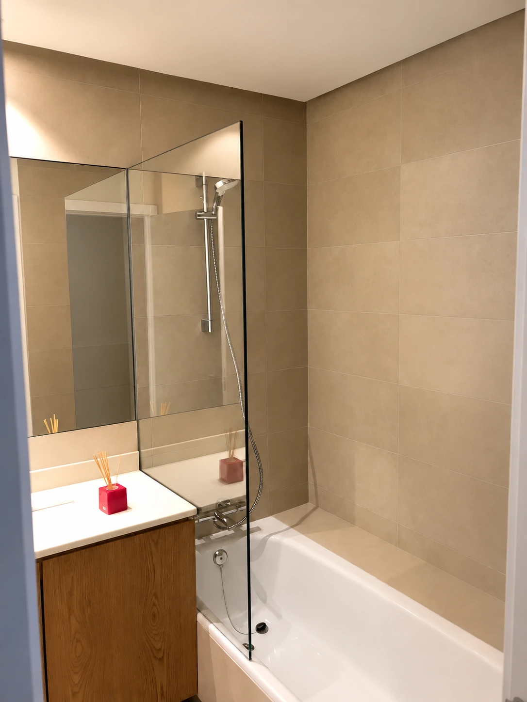 Baño con bañera y mampara, iluminación revisada