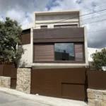 Vivienda con fachada de hormigón