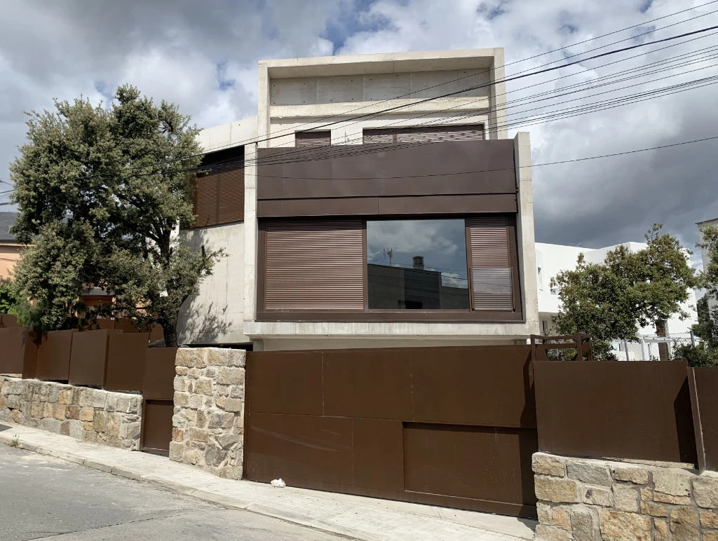 Vivienda con fachada de hormigón
