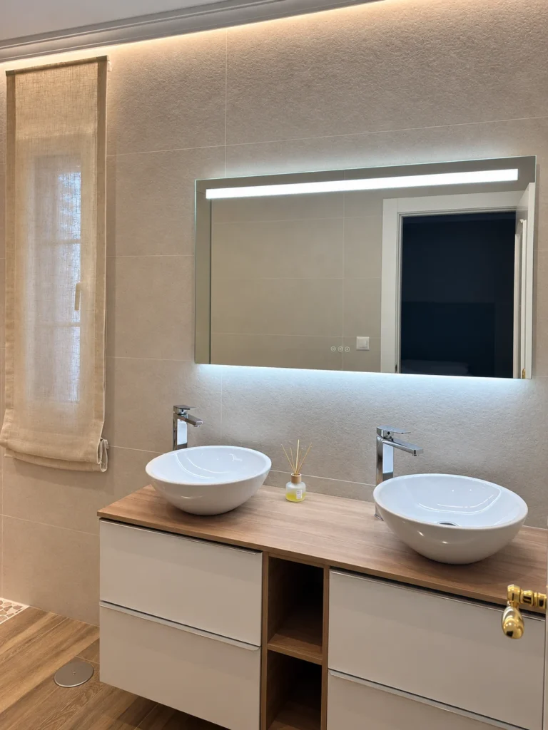 Baño con doble lavabo