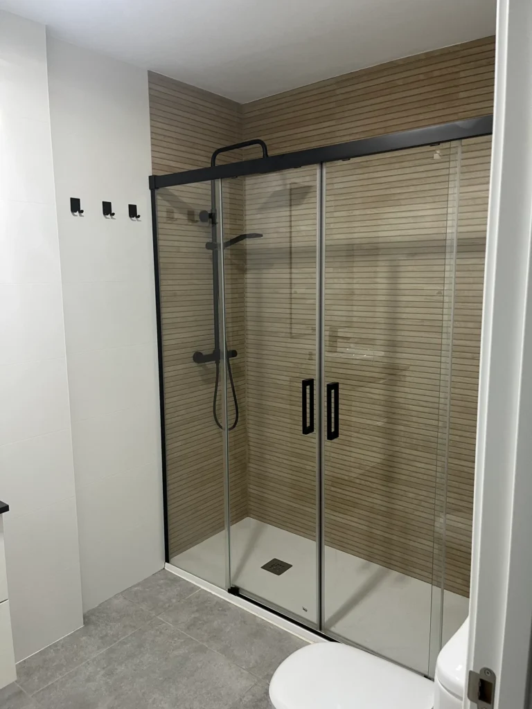 Baño con mampara negra
