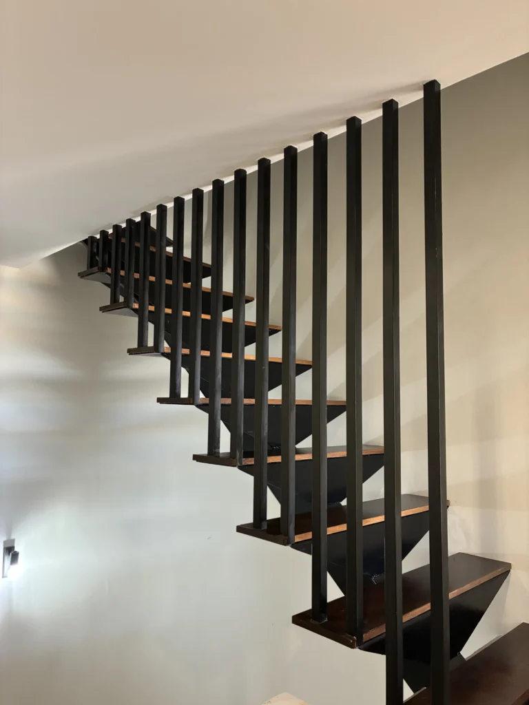 Escalera de madera y acero terminada